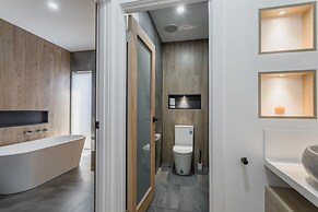 Luxe Home by the BnB Collection