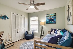 Hot Tub & Pool: Coconut Palms in Cape Coral