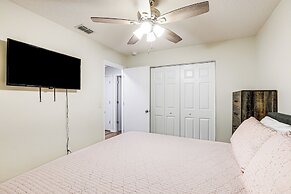 Williston Home w/ Yard: 6 Mi to Devils Den Spring