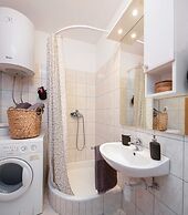 Apartment Zenta with terrace and sea view, 4 min walk to the beach