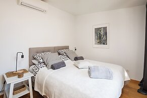 Apartment Zenta with terrace and sea view, 4 min walk to the beach