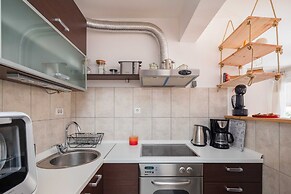 Apartment Zenta with terrace and sea view, 4 min walk to the beach