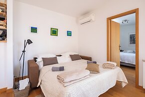 Apartment Zenta with terrace and sea view, 4 min walk to the beach