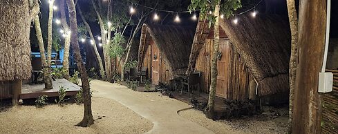Hotel y Eco-Cabañas Azul María Bacalar