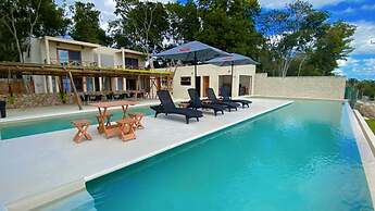 Hotel y Eco-Cabañas Azul María Bacalar