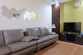 Spacious And Modern 3Br Apartment At Gateway Ahmad Yani Cicadas