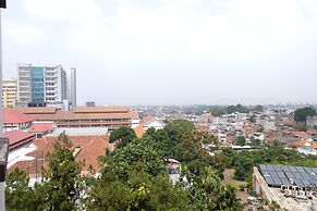 Cozy And Modern 2Br At Majesty Apartment