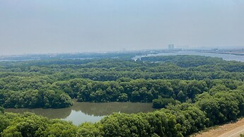 Modern Look And Homey 1Br At Gold Coast Apartment