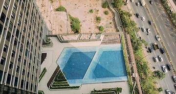 Homey And Comfy Studio Collins Boulevard Apartment