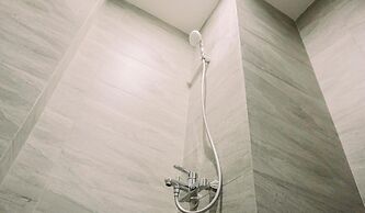 Homey And Comfy Studio Collins Boulevard Apartment