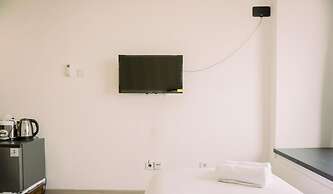 Homey And Comfy Studio Collins Boulevard Apartment