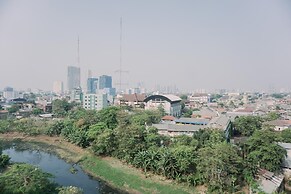 Homey And Cozy Stay Studio Belmont Residence Puri Apartement