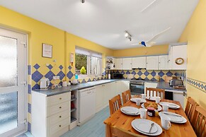 Oaklands - Lovely Cottage Walk to Beach