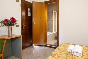 CAMELIA ROOMS VENICE GUESTHOUSE