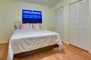 Pet-friendly Sarasota Home: 2 Mi to Bayfront Park!