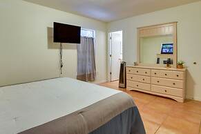 Pet-friendly Sarasota Home: 2 Mi to Bayfront Park!