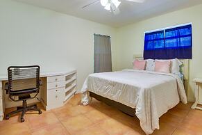 Pet-friendly Sarasota Home: 2 Mi to Bayfront Park!