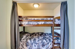 17 Mi to Town: Peaceful Pet-friendly Golden Cabin!