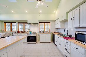 17 Mi to Town: Peaceful Pet-friendly Golden Cabin!