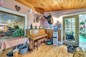 Lanesville Home w/ Pool Table, Bar & Deck!