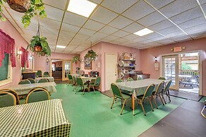 Lanesville Home w/ Pool Table, Bar & Deck!