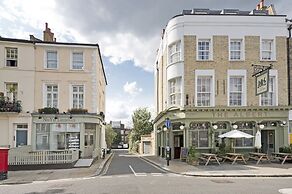 Spacious Studio Suite Near Regents Park