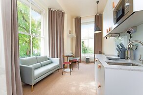 Spacious Studio Suite Near Regents Park