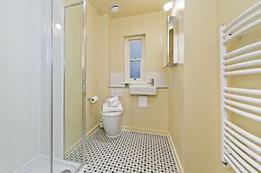 Spacious Studio Suite Near Regents Park