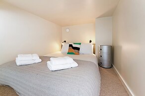 Spacious Studio Suite Near Regents Park