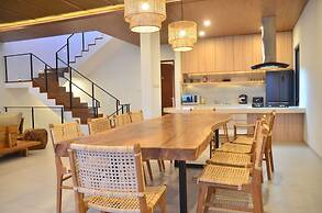 Sunrise City View Villa 9 Bedrooms with a Heated Private Swimming Pool