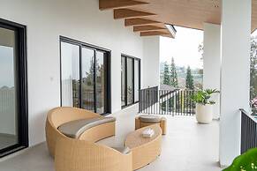 Sunrise City View Villa 9 Bedrooms with a Heated Private Swimming Pool