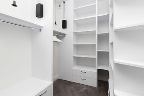 Lux 3 Bedroom Flat by Renters Prestige