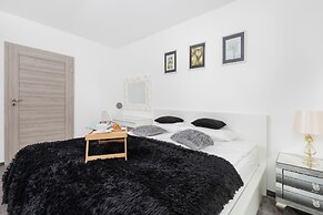 Lux 3 Bedroom Flat by Renters Prestige