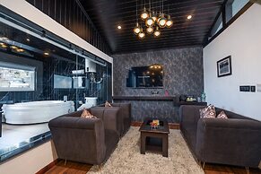 The West Gate Posada By Summit