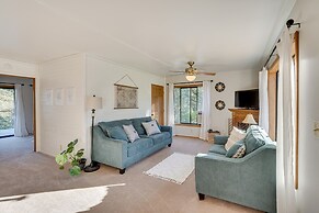 Cozy Central Point Bungalow on Working Winery!