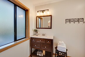 Cozy Central Point Bungalow on Working Winery!