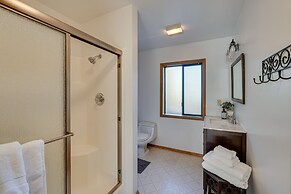 Cozy Central Point Bungalow on Working Winery!