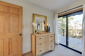 Cozy Central Point Bungalow on Working Winery!