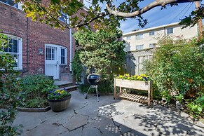 Convenient DC Studio Near Metro Stop!