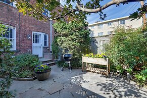 Convenient DC Studio Near Metro Stop!