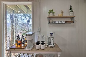 Beech Mountain Cabin w/ Hot Tub: 1 Mi to Slopes!