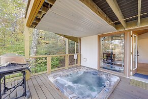 Beech Mountain Cabin w/ Hot Tub: 1 Mi to Slopes!