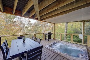Beech Mountain Cabin w/ Hot Tub: 1 Mi to Slopes!
