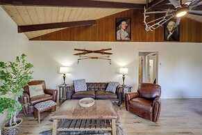 Beech Mountain Cabin w/ Hot Tub: 1 Mi to Slopes!