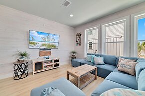 New Coastal Cottage w/ Gulf View, Shared Pool
