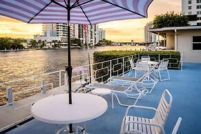 Vistamar Waterfront Beach Abode -walk to the Beach