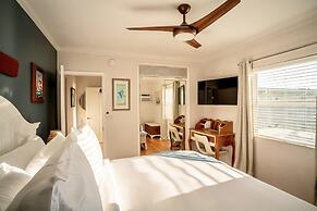 Vistamar Waterfront Beach Abode -walk to the Beach