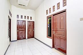 OYO 93208 Guest House Cemara 2