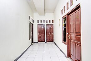 OYO 93208 Guest House Cemara 2