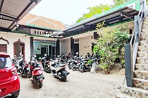 OYO 93208 Guest House Cemara 2